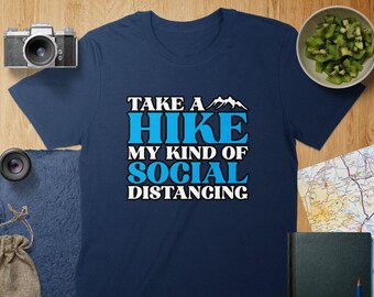 Lustiges Wandern T-Shirt: Naturliebhaber Social Distancing Tee