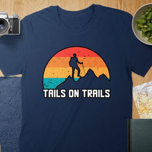 Camiseta de senderismo &quot;Tails on Trails&quot;: camiseta con gráficos retro, regalo para amantes de la naturaleza