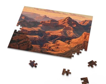 Könnte beinhalten: Ein Puzzlespiel, das eine Canyonlandschaft mit roten und orangefarbenen Felsformationen unter einem Sonnenuntergangshimmel zeigt. Mehrere Puzzleteile sind um das teilweise zusammengesetzte Puzzle verstreut.