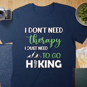 Non ho bisogno di terapia, ho solo bisogno di fare escursioni, maglietta divertente da trekking, regalo per amanti dell'aria aperta, maglietta per amanti dell'escursionismo, maglietta da avventura, regalo per escursionisti