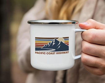 Caneca Pacific Coast Highway, viagem retrô de carro ao pôr do sol nas montanhas