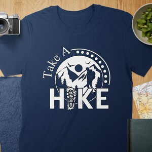 Camiseta &quot;Take A Hike&quot;: Camiseta gráfica de aventura al aire libre