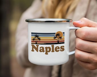 Taza de Naples, Florida, con diseño retro de palmeras al atardecer, recuerdo de playa