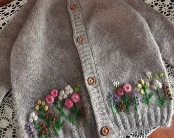 Cardigan en laine exquis au crochet avec fleurs en trois dimensions Joli manteau mince gris tricoté de style ample