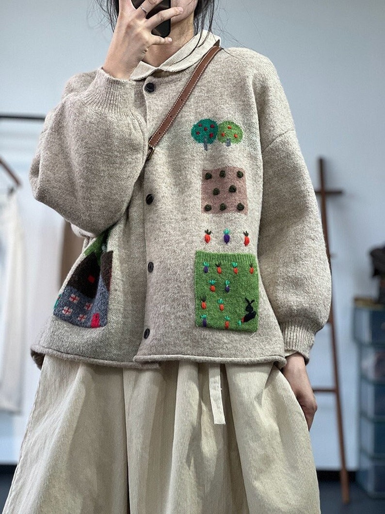Joli cardigan doux style forêt à motifs de crochets 3D pour fille Cardigan à boutons amples orné de carottes image 1