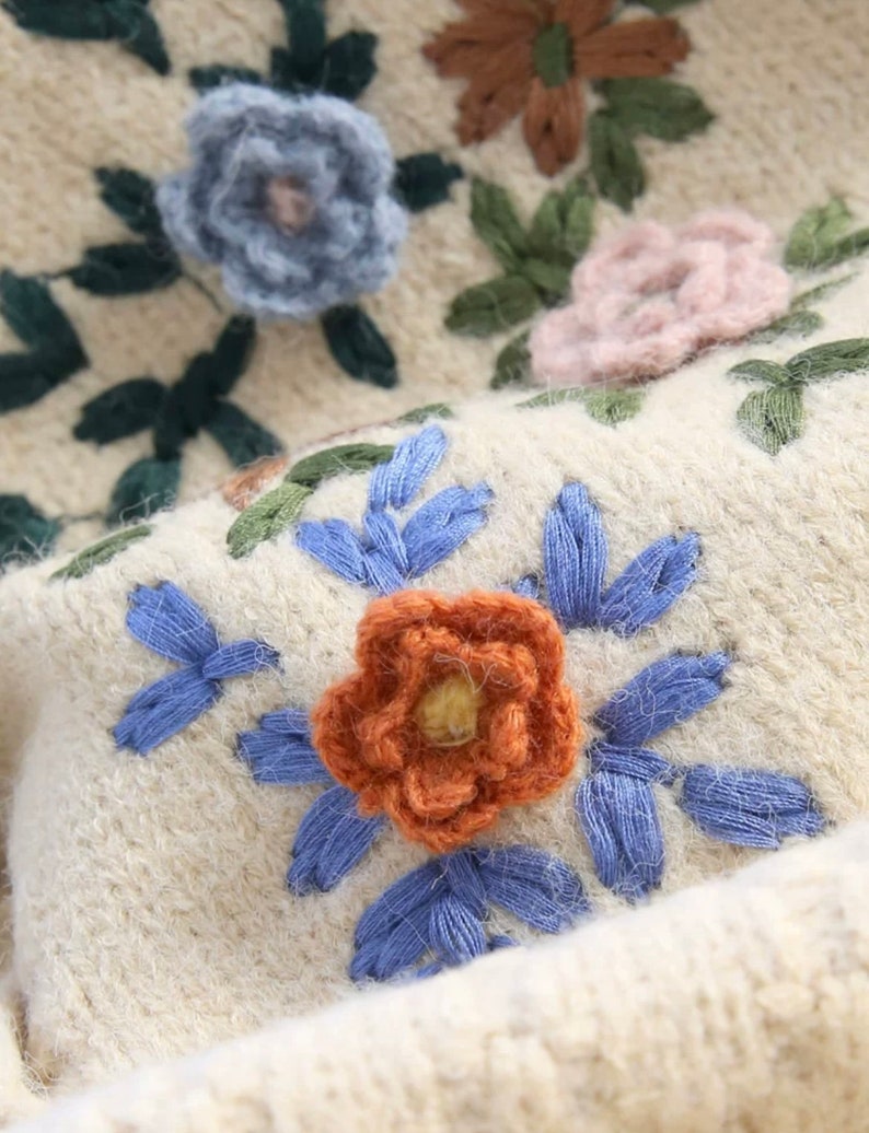 Cappotto di lana fatto a mano all'uncinetto Simpatico maglione di pizzo Dolce cardigan a fiori per ragazza immagine 3