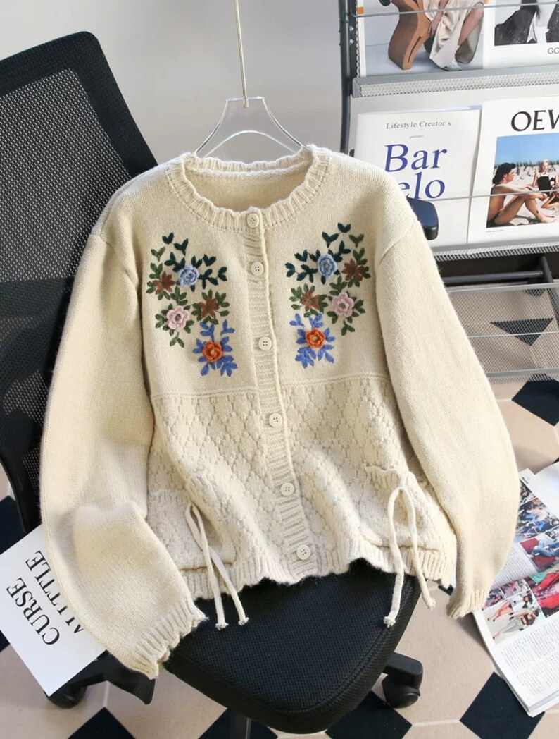 Cappotto di lana fatto a mano all'uncinetto Simpatico maglione di pizzo Dolce cardigan a fiori per ragazza immagine 4