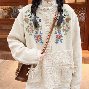 Cappotto di lana fatto a mano all'uncinetto Simpatico maglione di pizzo Dolce cardigan a fiori per ragazza immagine 1