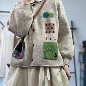 Joli cardigan doux style forêt à motifs de crochets 3D pour fille Cardigan à boutons amples orné de carottes image 4