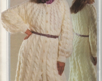 Cappotto e cardigan in maglia a trecce da donna Vtg '83 Capricorn B324 x 2. Con filato Capricorn. Modello di maglia vintage in formato PDF.