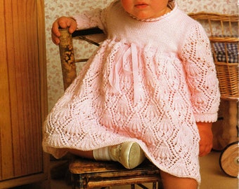 Vtg Patons 649 - Wzór 5. Sukienka dla niemowląt lub szata do chrztu. Z 3-warstwowej tkaniny feathersoft lub babywool. Wzór vintage do robienia na drutach w formacie PDF.