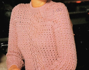 Knit n' Save autorstwa Patons 1785. Szybki i prosty. Damski sweter z koronkowymi panelami Rozmiary 81-107. Wzór vintage do robienia na drutach w formacie PDF.