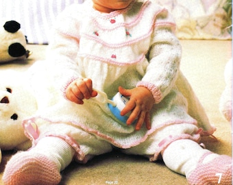 Vtg Carnival Babies 9WB2 - Panda 4ply - Modelli 6 e 7. Giacca e vestito per neonati con pantaloni e scarpine. Formato PDF.