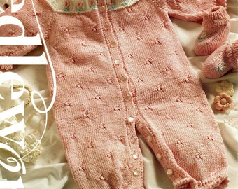 Vintage Needleworks Pattern 26. Tutina e scarpine lavorate a maglia per neonati. Vintage Knitting Pattern in formato PDF.