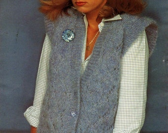 Modello PDF per gilet da donna lavorato a maglia - Cleckheaton 5, 8 e 12 fili. Grazioso gilet con motivo a rombi/traforato e bordi a coste. Taglie 32-34, 36-38.