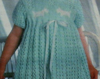 Abito vintage per bambine, con adorabili motivi di Scotty Dog. Sirdar 3371. Taglie per 9/12 mesi, 12/18 mesi, 2 anni. Il modello per maglia è disponibile in formato PDF.