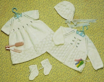 Vtg Patons 649 - Wzory 13 (3-warstwowe) i 14 (4-warstwowe). Sukienka, kurtka, czapeczka, rękawiczki i buciki dla niemowląt. Zawiera feathersoft/patonyl/babywool.