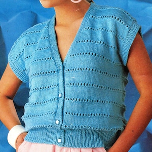 Könnte beinhalten: Ein hellblauer Strickcardigan mit V-Ausschnitt und kurzen Ärmeln. Der Cardigan hat einen Knopfleistenverschluss und ein zartes Lochmuster.