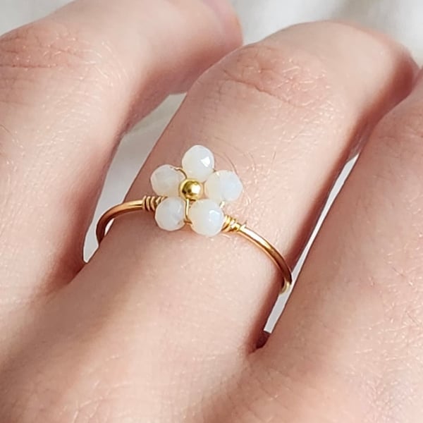 Crystal Daisy Flower Beaded Ring, Adjustable Daisy Wire Ring, Stacking Gold Jewelry, Flower Girl Gift, Gift, Dainty Ring, Cottage Core