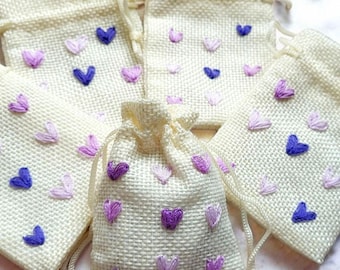 Handbestickter Jutebeutel mit Kordelzug: Lavendel Herz Geschenkbeutel