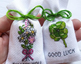Sacchetto regalo ricamato a punto croce fatto a mano, con motivo a trifoglio e fiori, piccolo sacchetto con coulisse per gioielli, cristalli e bomboniere.