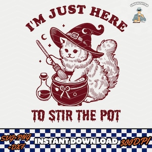 Może przedstawiać: Bordowo-biała grafika przedstawiająca kota w kapeluszu czarownicy, mieszającego kociołek miotłą. Tekst brzmi "I'M JUST HERE TO STIR THE POT". Mała butelka znajduje się obok kociołka. Do pobrania cyfrowo.