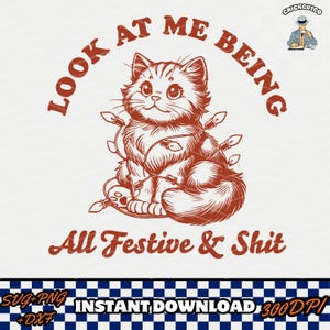 Puede incluir: Ilustración de un gato marrón y blanco con el texto "LOOK AT ME BEING" arqueado sobre el gato. El gato está envuelto en luces de cadena y el texto "All Festive & Shit" está debajo. La imagen incluye una pequeña ilustración de una persona.