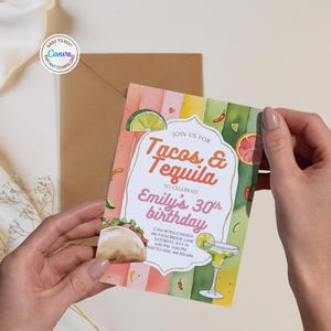 Pu&ograve; includere: Un invito colorato con la scritta "Tacos & Tequila" per festeggiare il 30&deg; compleanno di Emily. Il design include illustrazioni ad acquerello di un margarita, lime e un taco. L'invito &egrave; tenuto da una persona.
