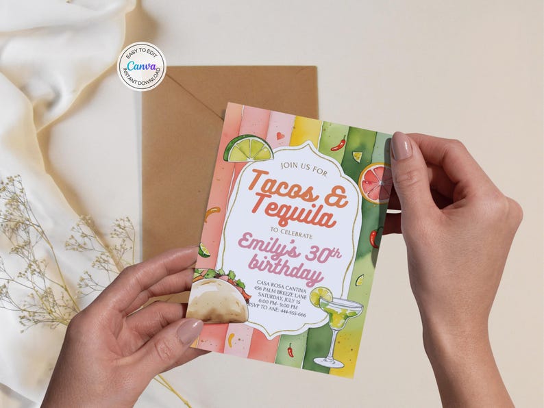 Pu&ograve; includere: Un invito colorato con la scritta "Tacos & Tequila" per festeggiare il 30&deg; compleanno di Emily. Il design include illustrazioni ad acquerello di un margarita, lime e un taco. L'invito &egrave; tenuto da una persona.