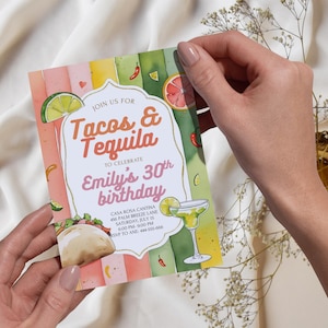 Pu&ograve; includere: Un invito colorato per una festa di compleanno a tema "Tacos & Tequila". Il design presenta illustrazioni ad acquerello di un taco, margarita, lime e peperoncini. L'invito include i dettagli dell'evento: data, ora e luogo.