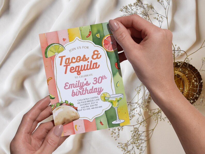 Pu&ograve; includere: Un invito colorato per una festa di compleanno a tema "Tacos & Tequila". Il design presenta illustrazioni ad acquerello di un taco, margarita, lime e peperoncini. L'invito include i dettagli dell'evento: data, ora e luogo.