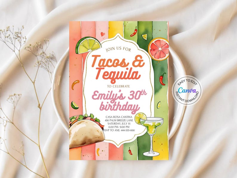 Pu&ograve; includere: Invito in stile acquerello per una festa di compleanno per i 30 anni, con il testo "Tacos & Tequila" e "Emily's 30th birthday". Il design include illustrazioni di taco, margarita, lime, pompelmo e peperoncini. L'invito &egrave; su uno sfondo colorato.