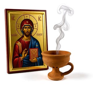 Traditionell rökelsekarl av lera för träkol och olivblad