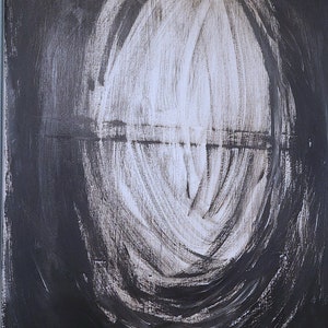 Op de afbeelding: Abstract schilderij met een grote witte cirkel in het midden, omringd door zwarte verf. De cirkel is gemaakt van veel witte penseelstreken. Het schilderij is op canvas en is ingelijst.