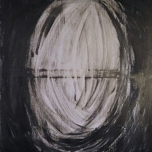 Op de afbeelding: Abstract schilderij met een witte cirkel in het midden, omringd door zwarte verf. De cirkel heeft een horizontale lijn in het midden en een verticale lijn in het midden.