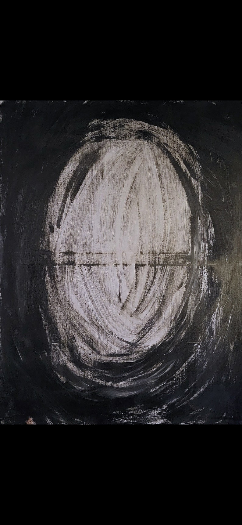 Op de afbeelding: Abstract schilderij met een witte cirkel in het midden, omringd door zwarte verf. De cirkel heeft een horizontale lijn in het midden en een verticale lijn in het midden.