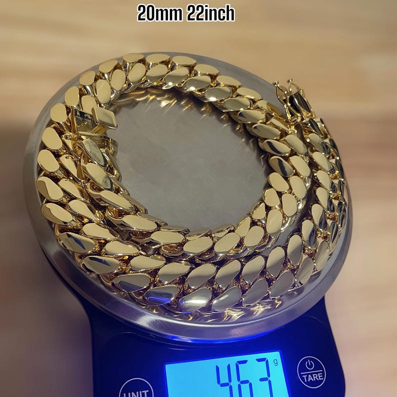 20mm 22-inch heavyweight Miami Cuban link chain displayed on a digital scale showing nearly half a kilo, highlighting premium weight and quality.