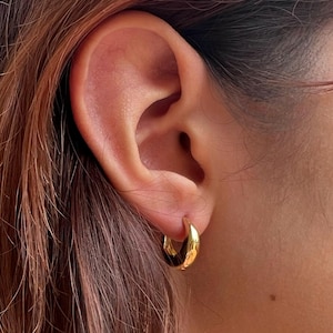 Solid Gold Teardrop Huggie Hoops, Minimalism Gold Hoop Earrings, Easy To Wear, Handmade Chunky Huggie Clasp Hoop, Classic Y2K Hoop Design