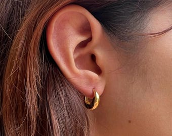 Teardrop Huggie Hoops 14k Solid Gold, Chunky Gold Hoop Earrings, Y2K Hoop Design, Daily Wear Gold Jewelry