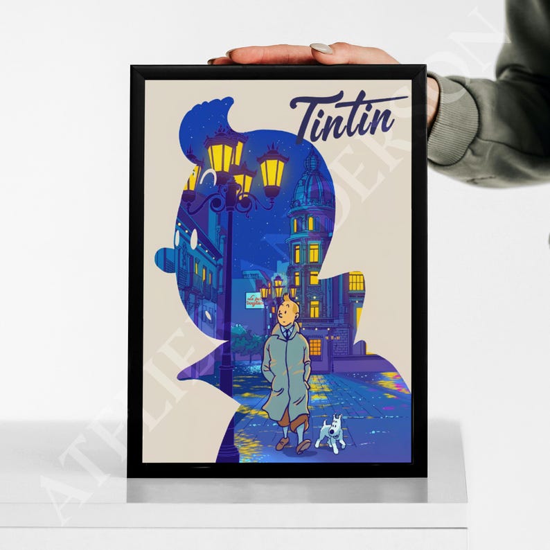 Puede incluir: Impresi&oacute;n art&iacute;stica enmarcada con la palabra "Tint&iacute;n" en una fuente estilizada. La obra de arte representa una silueta de un personaje contra una escena nocturna de la ciudad con farolas, edificios y un personaje con un perro.