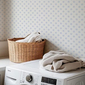 Carta da parati rimovibile con motivo floreale retrò minimale azzurro chiaro, design botanico classico ma moderno, arte murale in stile cottage o fattoria