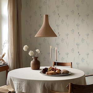 Carta da parati rimovibile con delicati motivi floreali botanici, carta da parati temporanea con fiori di fattoria, arte murale blu e bianca