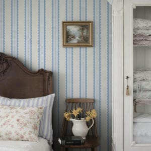 Papel pintado autoadhesivo azul festoneado, decoración de pared retro, papel pintado con líneas tradicionales, papel pintado con fondo blanco.