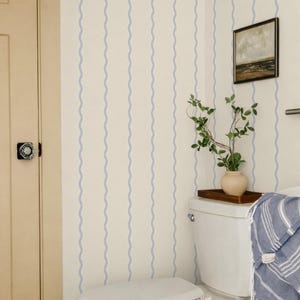 Papel pintado autoadhesivo con líneas onduladas en beige y azul, decoración de pared minimalista y elegante, pared con acento de rayas delicadas.