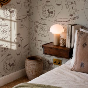 Beige aardewerkkunst Peel & Stick of traditioneel behang, Cottagecore rustiek keramisch vaartuigmotief muursticker