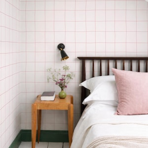 Hellrosa unregelmäßige quadratische Fliesen zum Abziehen und Aufkleben