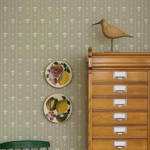 Carta da parati adesiva a righe floreali di metà secolo color salvia, murale rimovibile scandinavo con motivi botanici di tulipani, arte murale verde tenue