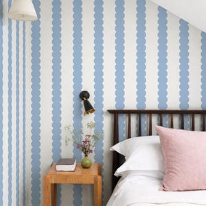 Blaue Abstrakte Blasenlinien Schälen und Aufkleben Abnehmbare Tapete, Jakobsmuschelstreifen Blau und Beige Modernes Wandbild, Verspieltes helles Wandtattoo