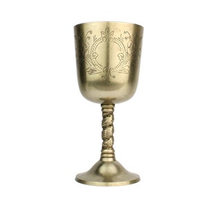 Puede incluir: Un cáliz de metal dorado con un diseño ornamentado. El cáliz tiene una copa redonda y un tallo con una base decorativa.