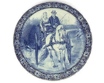 Großer Delft Wandteller aus Keramik von Boch Belgium Delfts Wandteller, Wandteller mit der Illustration einer Pferdekutsche, Blauer Vintage Wandteller